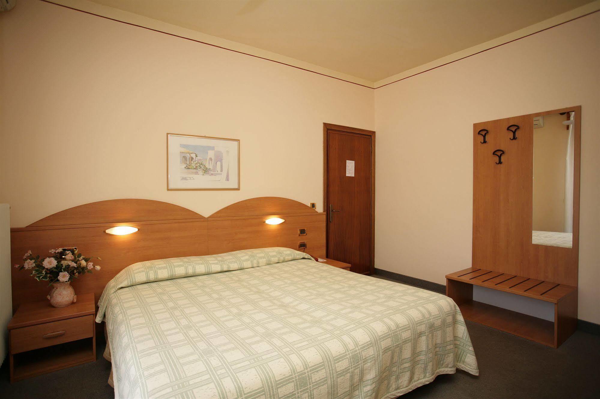 Hotel Ezzelino San Zenone Buitenkant foto